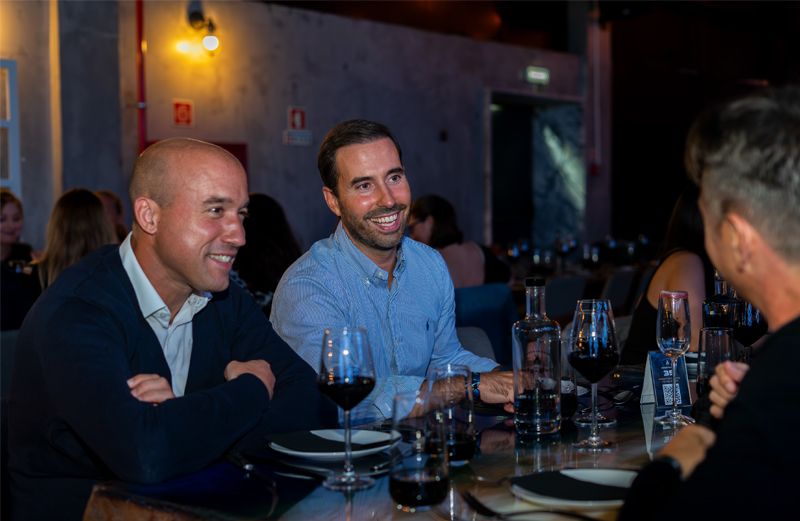 Senhores à mesa de jantar de um evento corporativo